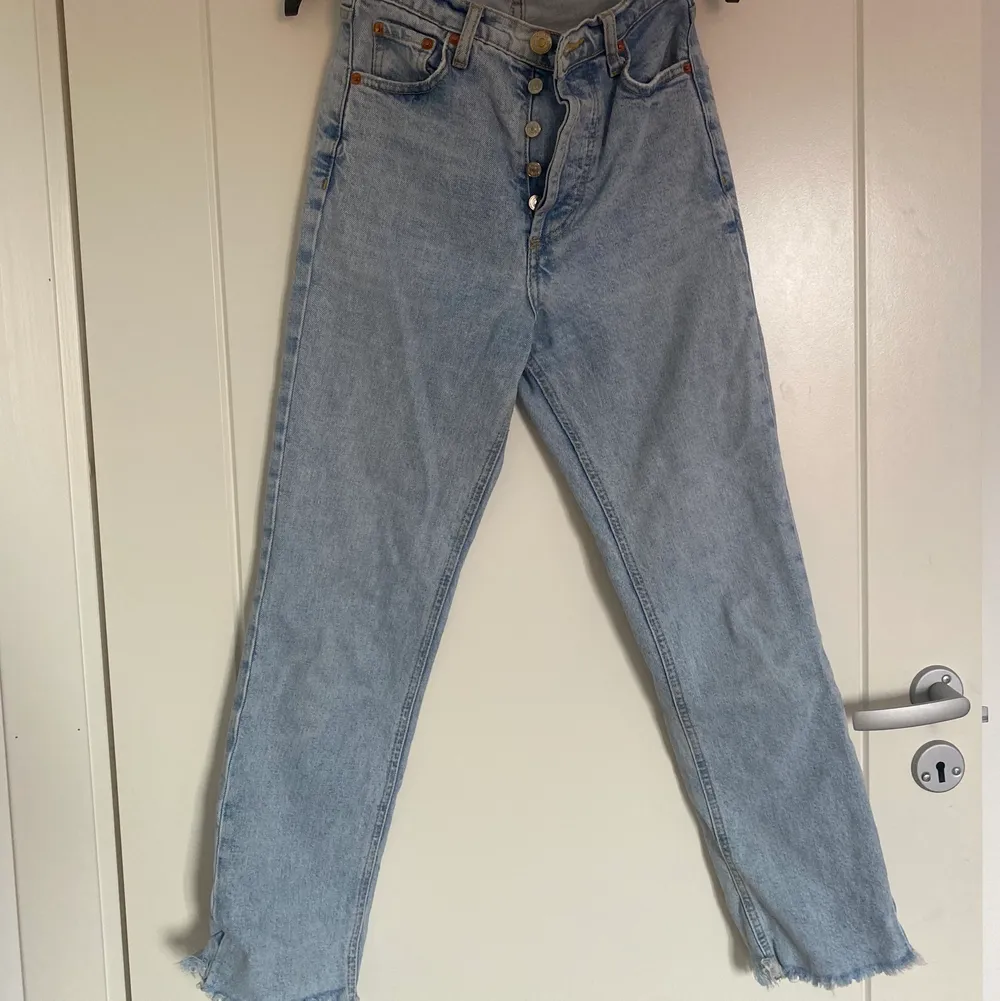 Mom jeans från zara, bra skick och sköna. Säljer pågrund av utrensning ur min garderob 💕. Jeans & Byxor.