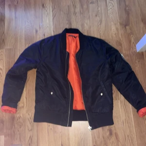 Jacka  - Svart orange jacka