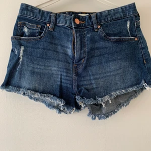 Jeansshorts från h&m - Shorts från h&m i storlek 36. Bra skick och bra passform! Kan mötas upp i Vellinge & malmö / köparen står för frakten. 