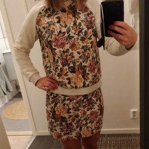 Matchande kjol och sweatshirt från Zara - Kjol storlek M, sweatshirt storlek S. Säljes ihop för 150:-. Plaggen är i fint skick.