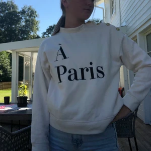 Sweatshirt med knappar!! - Superfin beige sweatshirt med guldknappar och broderat tryck!🤍 Köpt på H&M för 249:-. Använd fåtal gånger så i nytt skick! Storlek XS men passar även S.