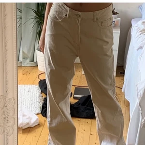 Beige Weekday jeans - Storlek m-l passar de nog bäst på, lite stora för mig som är xs-s