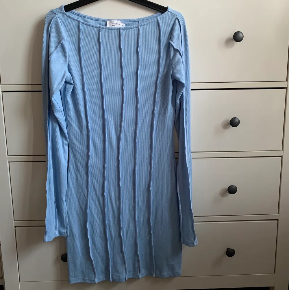 Säljer denna så himla fina klänningen från Hanna Schönbergs kollektion från NAKD. Klänningen är i medium och är i ett sånt skönt material och finaste blåa färgen. Klänningen är slutsåld på hemsidan. Tyvärr har den inte kommit till någon användning så den är sprillans ny. Spårbar frakt tillkommer🥰. Klänningar.
