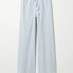 Breeze jeans från Weekday  - Ett par as balla breeze jeans från Weekday som är lågmidjade och knyts fram med snören. En storlek 42. Ascoola och går att ha till precis allt.