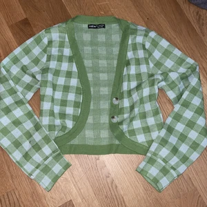 Grön rutig kofta  - ⚠️massförsäljning pga flytt⚠️ aldrig använd och super fin. Koftan är croppad. Inga bud 