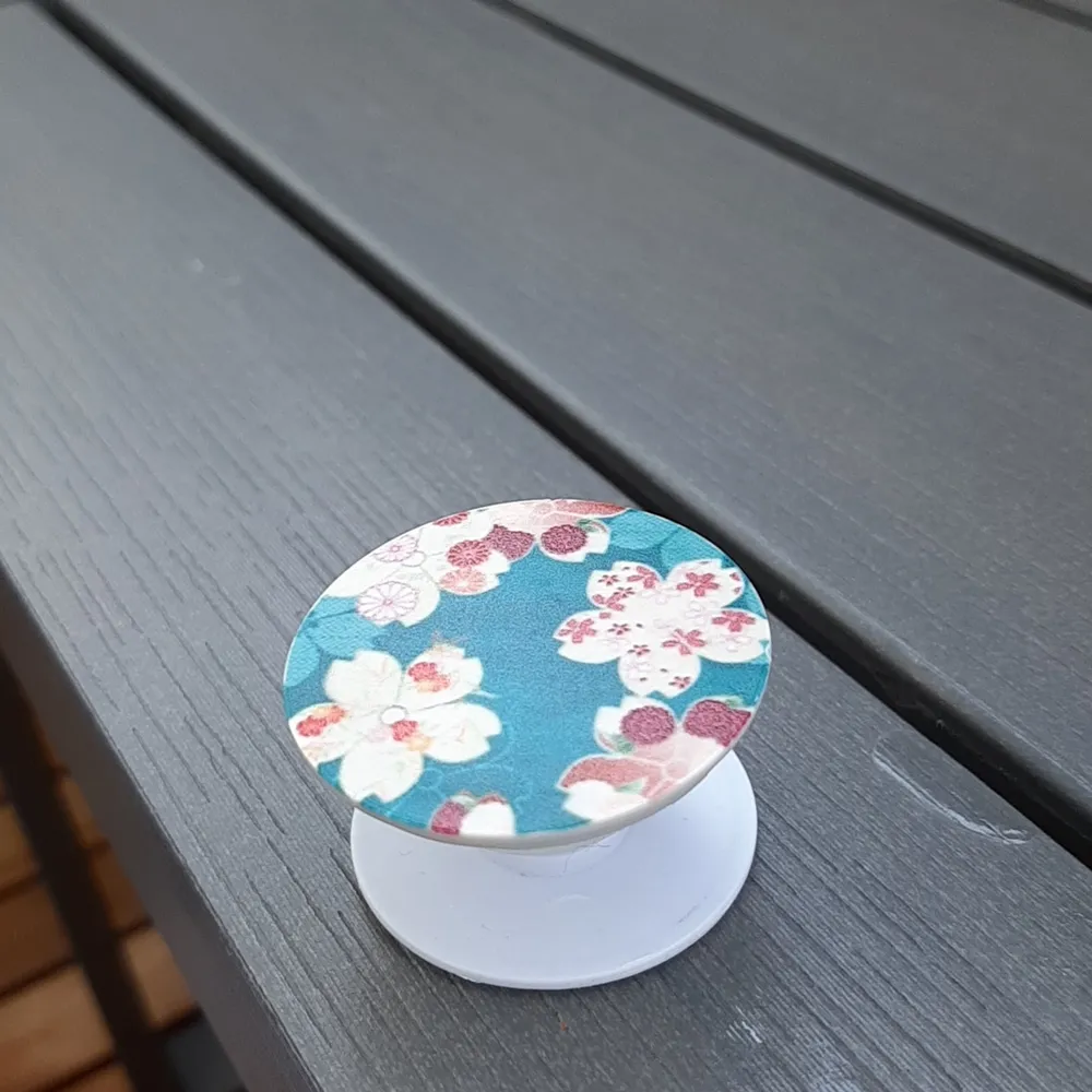 Pop socket till mobilen så att man kan hålla mobilen ❤. Accessoarer.