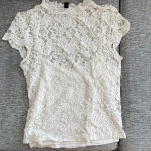 Spetts topp från Zera - Vit topp från zara med linne insytt: ingen defekt 