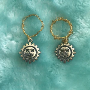 Två ringar för bästisar<3 - Det är en sol med ett ansikte som är grå och guld ring