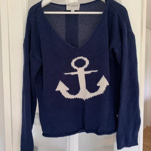 Stickad tröja -  En tröja som är i fint skick och är perfekt att ha på bland annat svenska skärgården 