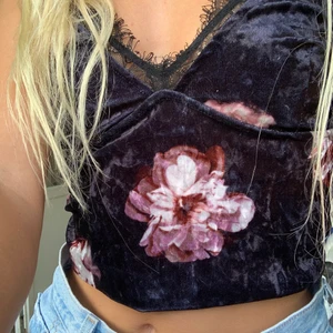 Black flower top - Need something for a night out? Or maybe for brunch?🌸 Denna sköna toppen går att använda till många tillfällen året om. Den är köpt på bikbok för några år sedan, men kommer tyvärr inte till användning:/ Strechig och justerbara band. 