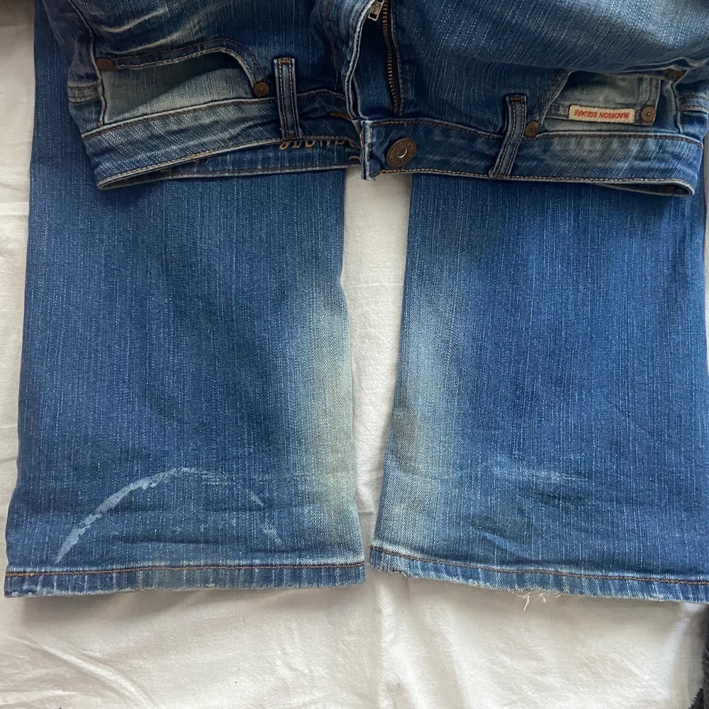 Så fina jeans som e för små för mig, dom har som blekta parti här och där, as coolt, står storlek 30 i midjan men skulle säga att de är lite mindre än de❤️ jag är 165cm. Jeans & Byxor.