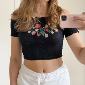 Off shoulder topp  - Stretchig topp köpt i England 2018, använd ca 2-3 gånger. Den är verkligen superskön att ha på, och sitter väldigt hudnära. Köpare står för frakt🤍