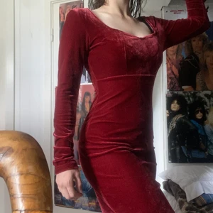 Model behaviour klänging  - Röd sammets kläning i fint skick, köpt begagnat och bara använt själv en gång. (Ärmarna åker lätt ner från axlarna dock)  katt i hemmet. 