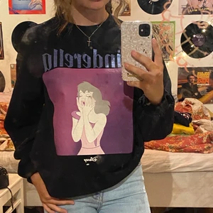Sweatshirt  - En sweatshirt från H&M💜 används inte längre tyvärr därav att jag säljer✨😩 frakt 79kr🥰