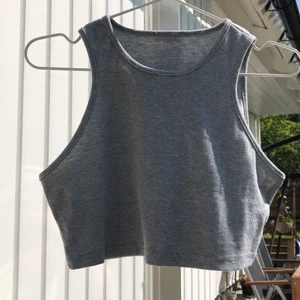 Tanktop - Superfin ribbad croptop, endast testad. Säljer då den är för liten för mig. Storlek L men liten i storleken så skulle säga att den mer passar storlek S. Köparen står för frakten.
