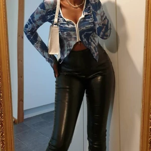 SVÅRTA  BYXOR  - Byxor från shein oanvänt. Kosta 215kr frakt 62kr. Byxor är väldigt finna och former av efter din kropp.  Skicka bild på paketet efter packningen 