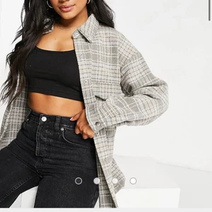 Missguided Grå rutig skjortjacka i oversize modell - Från asos helr Ny aldrig använd. Skulle lämna tillbaka den men hann inte