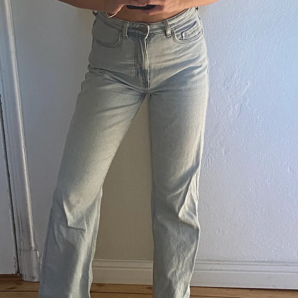 Ett par ljusa jeans köpta på weekday! Perfekt färg till sommaren, snygg modell & väldigt sköna 🧚🏻‍♀️🧚🏻‍♀️storlek W:27 L:32 ( jag är 168 cm och bär vanligtvis s/m ) ⭐️⭐️. Jeans & Byxor.