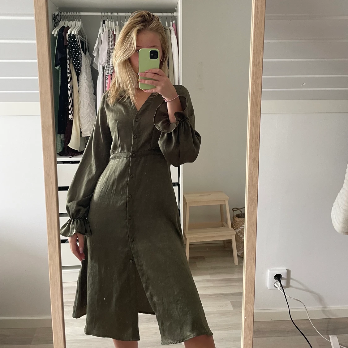 Oanvänd grön klänning