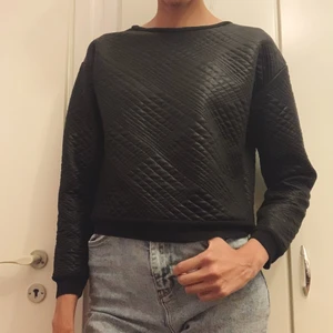 Strukturerad tröja - Denna tröja var en favorit en början, men känner inte att jag är så ”edgy” längre att jag gör den Justice så att säga. Den är strl S, har muddar i ärmslut och längst ner. Den är definitivt lite mer boxig i typen och materialet känns skönt att ha på sig, men är lite udda. Jag är 1.85 så den är lite kort i ärmarna på mig. Inga defekter och jag hoppas den kan göra någon annan glad!  Den väger 375 gram och jag använder mig av Postnords Skicka Lätt spårbart till din brevlåda😊