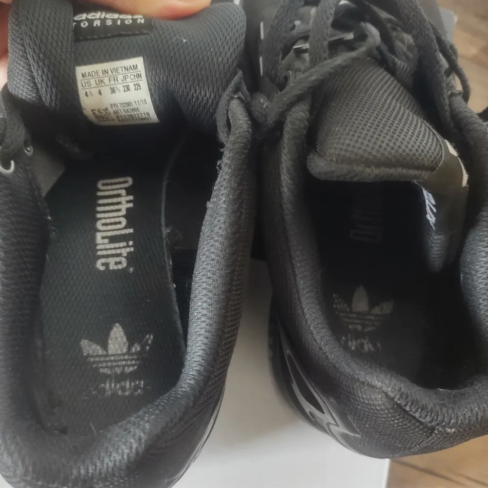 Adidas skor svarta i gott skick . Skor.