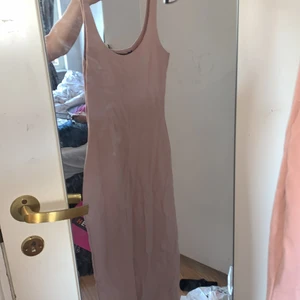 En mörkröda klänning från bik bok  - En mörk rosa klänning från bik bok it använt av att den inte är min stil