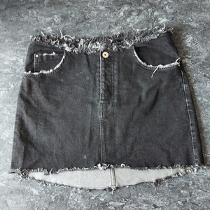 Zara kjol - Jeanskjol från zara, storlek M men liten I storleken så skulle säga att den passar en S. Använd någon enstaka gång och har fått ligga o damma ett tag nu.