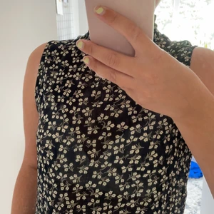 Jättesöt topp från Ganni - Säljer denna jättefina topp från ganni då den tyvärr inte kommer till användning. Den är bara använd en gång minns tyvärr inte nypriset exakt men ca. 1000 kr