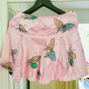 Kjol från Esprit strl 36 - Supersöt kjol med fjärilar 🦋 och strass spänne. Storlek 36  🪂🏠⚓️Om du bor i Ronneby trakten och vill mötas upp för leverans så passa på att fynda 💸senast imorgon tisdag 🕰då jag lämnar sommarhuset. Skriv 🖨vad du är intresserad av så kan vi anpassa priset 🌠