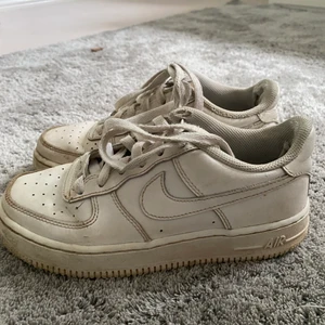 Storlek 36 - Säljer mina Nike Air Force 1 som har blivit för små. Använda en hel del därav priset💓💓