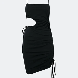 Svart festklänning  - Säljer denna klänning då jag köpte två olika men det inte gick att lämna tillbaka denna då den inte hade lappen kvar. Storlek M men väldigt tight så skulle tro att man kan ha den om man har S också. Jag är mellan S och M i kläder. Nypris 399kr