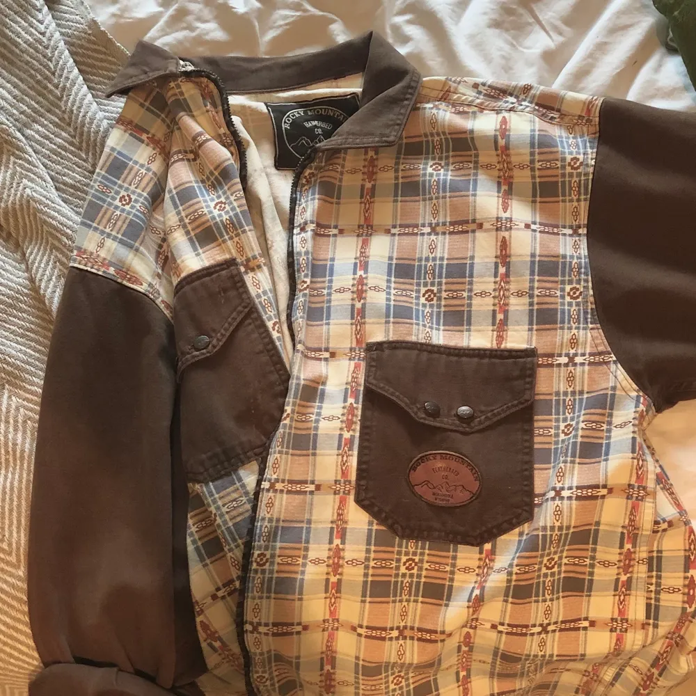 Inskaffad vintage. Stor oversize jack-skjorta i så fina ”earthy” färger. På lappen står det ”rocky mountain wyoming” så den är autentisk amerikansk vintage. . Skjortor.