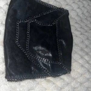 Svart väska - Säljer denna jättefina väskan som är bra att ha i skolan då den får plats med allt. Säljer den då den inte kommer till användning längre💞