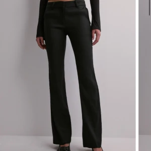 Linnebyxor! - Superfina linnebyxor ifrån Nelly som tyvärr är för stora på mig, storlek 38. Nypris är 499kr men säljer för 150 eller bud 🥰 skriv för egna bilder!