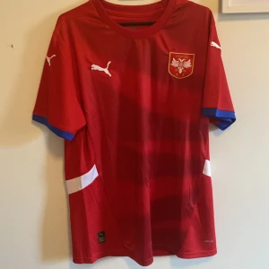 Fotbollströja Serbien  - Fotbollströja Serbien stl M oanvänd, säljes p g a fel leverans. Nypris ca 1100 kr