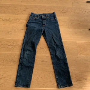 Levis 501 - Skick 9/10. Knappt använda då jag från början inte gillade färgen och sen växte ur dom snabbt.