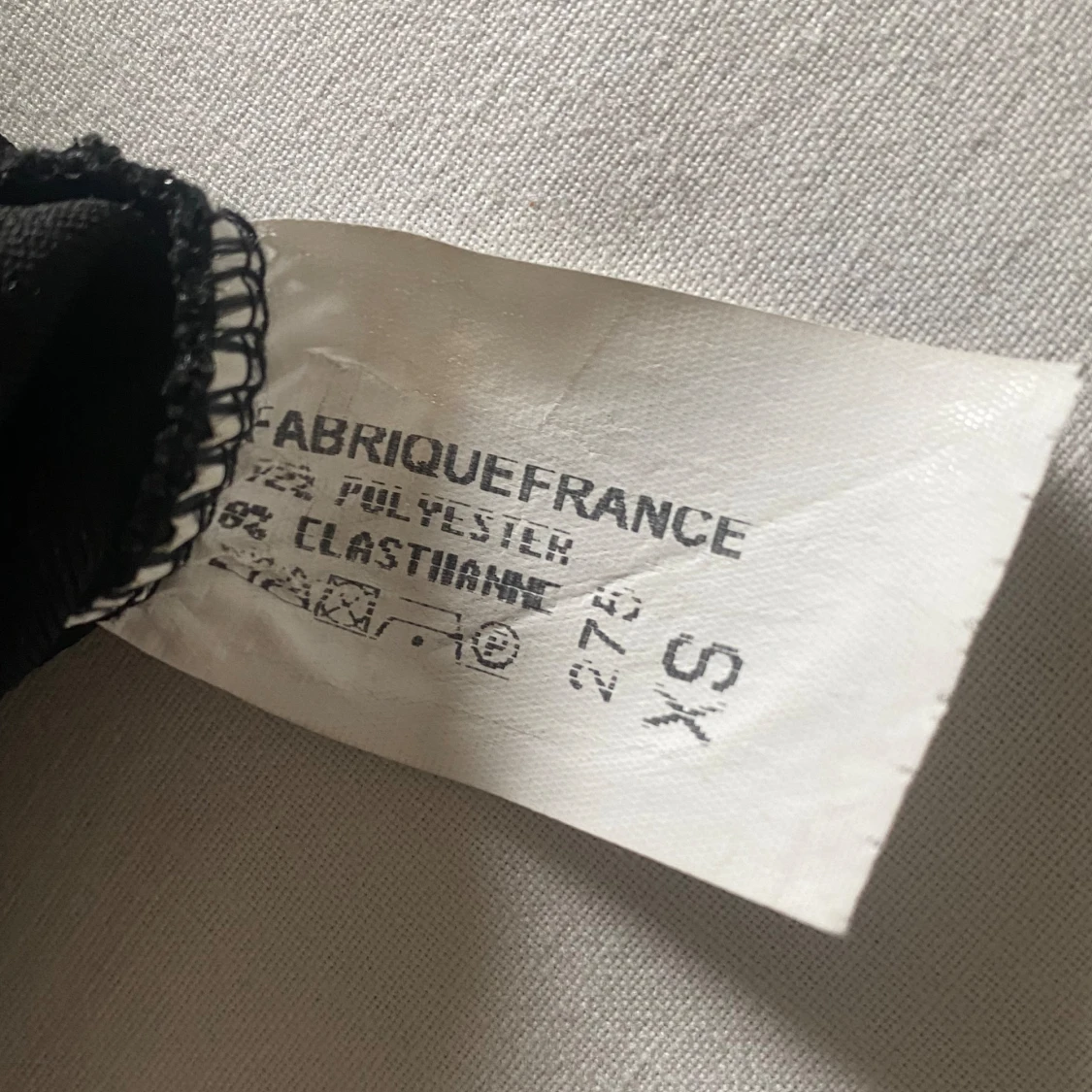 Svart glittrig tröja med square neck från Gina Tricot - 92