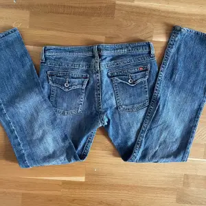 Så fina lågmidjade jeans med fina fickor, fint skick säljer då de ej passar mig. Midjemått: 40cm  Innerbenslängd: 76cm Frakt ingår ej