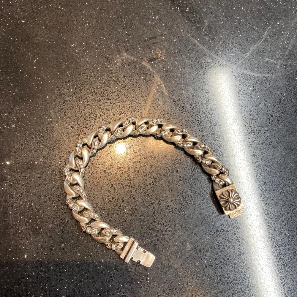 Säljer min Chrome Hearts armband eftersom jag har slutat använda den.                                  Den har lite repor och små skavanker men annars är den i ok skick.                                 Den är 18cm lång❗️. Accessoarer.