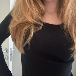  långärmad med urringning  - 🖤