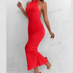 Klänning - Röd klänning från SheIn. Aldrig använd, endast testad! Säljer den även i svart och orange 🤍 Nypris 199:-