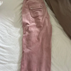 juicy byxa  - säljer denne jätte fina rosa juicy byxa i storlek L, änvänd ett par gånger och har inga defekter förutom att en av knapparna har försvunnit (se bild 2), köptes för 1100kr och säljer för 400kr, kan sänka mig snabbköp❤️