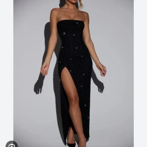 Klänning  - Säljer denna jätte fina klänningen pga kommer aldrig till användning igen. Använd en gång. Man får den i orginalförpackingen. (tog bort förra annonsen pga att alla chattar försvann)