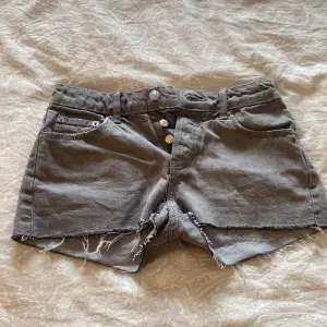 Grå lågmidjade jeansshorts från Lager 157, använt en gång.  Storlek XS.💕 Säljer då jag inte använder de. 