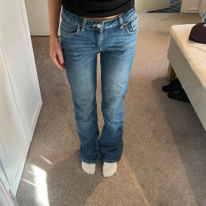 Bootcut jeans - Fina bootcut jeans från Gina i storlek 152, använda mycket med jättebra skick💕