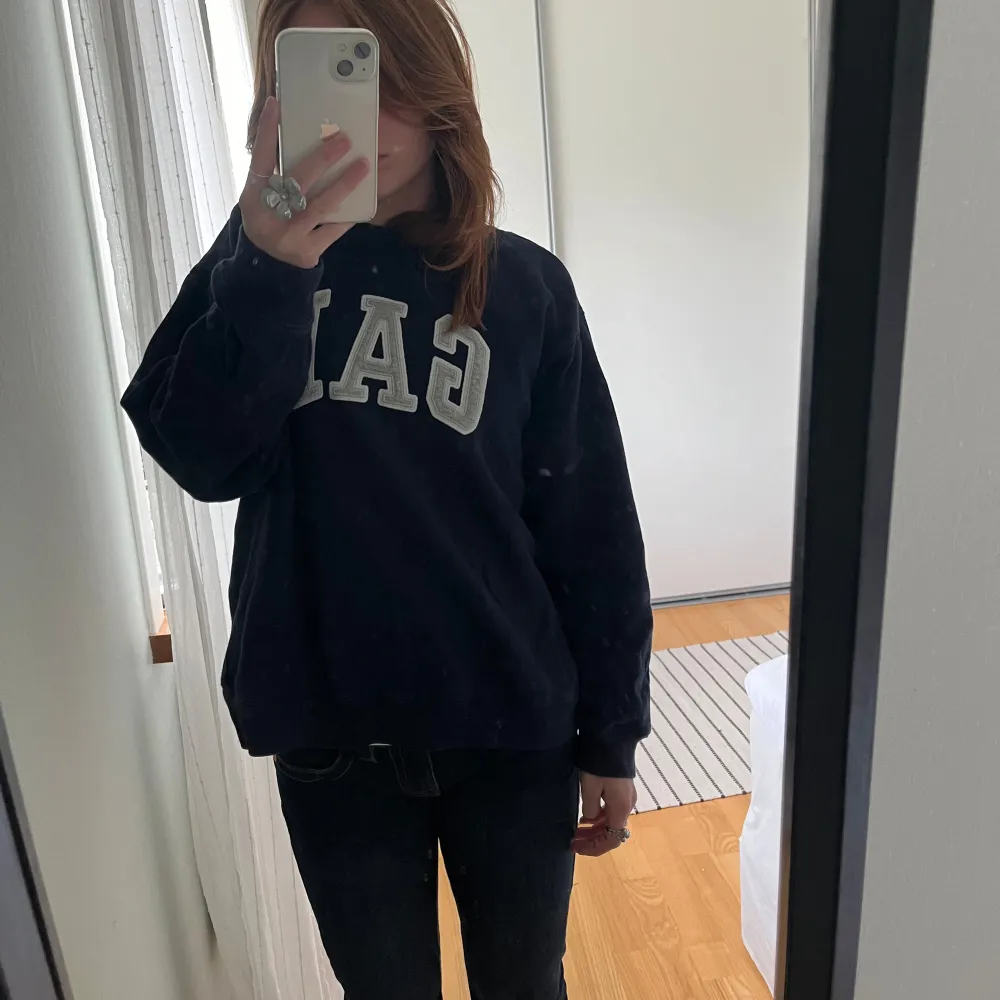 Marinblå sweatshirt från gap Använd men fortfarande i bra skick!🤍 Frakt ingår ej i pris. Hoodies.