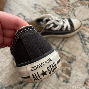 Svarta Converse  - Fina korta Converse i storlek 36