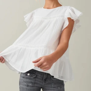 vit blus - jättefin blus från Gina tricot Young!! Används tyvärr inte för den är för liten!💞 Har bara använt 2 gånger och tvättad 1 gång, köptes för 200 kr💞