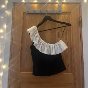 Topp från H&M med volang - Säljer denna top från H&M då den inte längre är min stil. Har tyvärr inga bilder på men kan fixa det 💕💕 Använd enstaka gånger. 