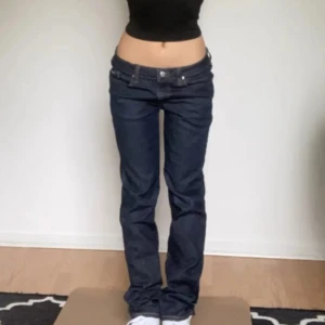 Lowrise jeans - Ett par fina jeans i jättebra skick. Storlek W27, midjemåttet är 36cm. Kom privat om du funderar över något ❤️